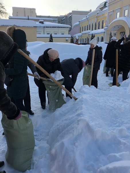 Учителей школы заставили в мороз вместо уроков складывать снег в мешки. Случай произошел в Саратове. Так