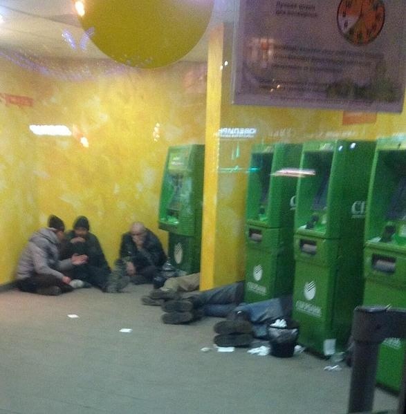 Сбербанк объявил войну бездомным. Жители Московской области начали жаловаться на бомжей, которые
